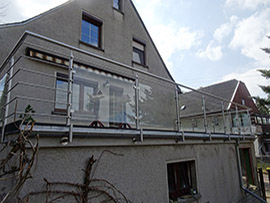Geländer für Balkon aus Edelstahlstäben und Klarglas