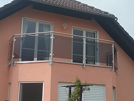 Geländer für Balkon aus Edelstahl und getöntem Glas.