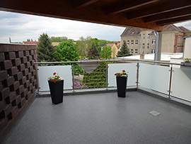 Geländer Terrasse mit Stäber und Milchglas Satino