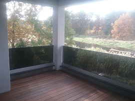 Terrassen Vollglasgeländer grau getönt, Innenansicht. 